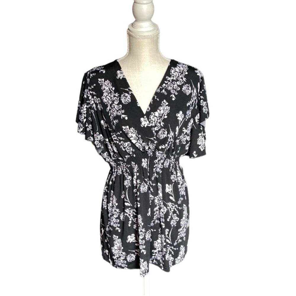 Jon & Anna Black & White Rose Print Flutter Sleeve V-neck Elastic Waist Top EUC